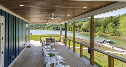Lakefront House at Summer Breeze w/ Private Dock w/ Kayaks