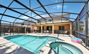 Een verwarmd zwembad