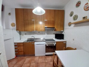 Réfrigérateur, four, plaque de cuisson, lave-vaisselle