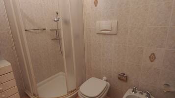 Badewanne, Haartrockner, Bidet, Toilettenpapier