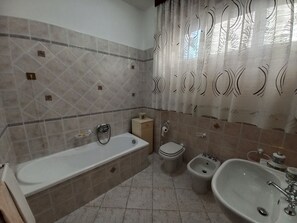 Baignoire, sèche-cheveux, bidet, papier toilette