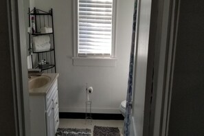 Combinazione doccia/vasca, asciugacapelli, asciugamani, sapone