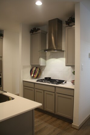 Frigorifero, microonde, forno, piano cottura