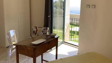 1 Schlafzimmer, Zimmersafe, Schreibtisch, BĂŒgeleisen/BĂŒgelbrett