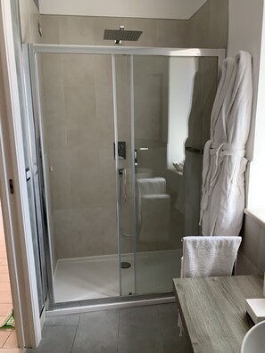 Douche, bidet, serviettes fournies, savon