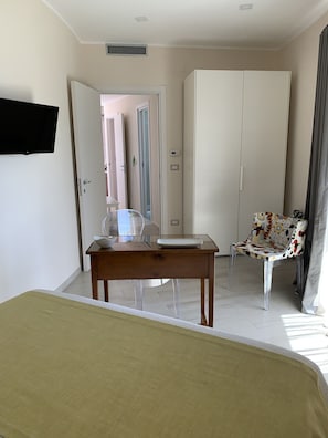 1 bedroom, in-room safe, desk, iron/ironing board