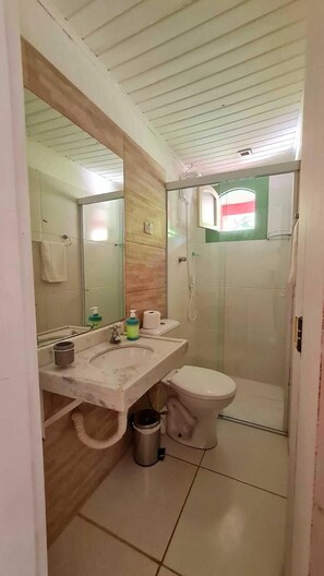 Economy Double or Twin Room | Bathroom | Shower, rainfall showerhead, free toiletries, towels - Com Verso e Prosa RePouso e café (Paraty)