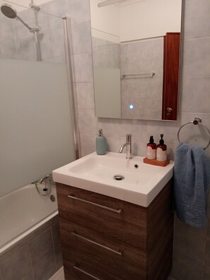 Combined shower/tub, bidet, towels, soap