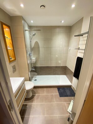 Shower, hair dryer, towels, soap - 2 Bed Sheffield City Centre Apartment & Balcony (Sheffield)