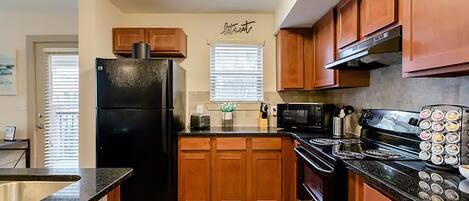 ثلاجة، ميكروويف، فرن، موقد طهي مسطح