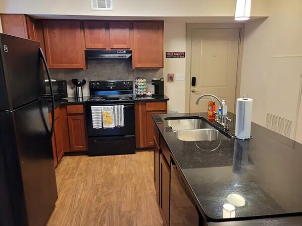 Refrigerador, microondas, horno y parrilla de estufa 