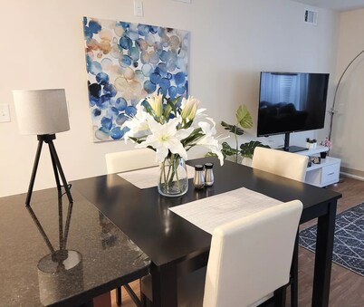 Walk to Georgia Aquarium Mercedez Benz Stadium and State Farm Arena Free Parking