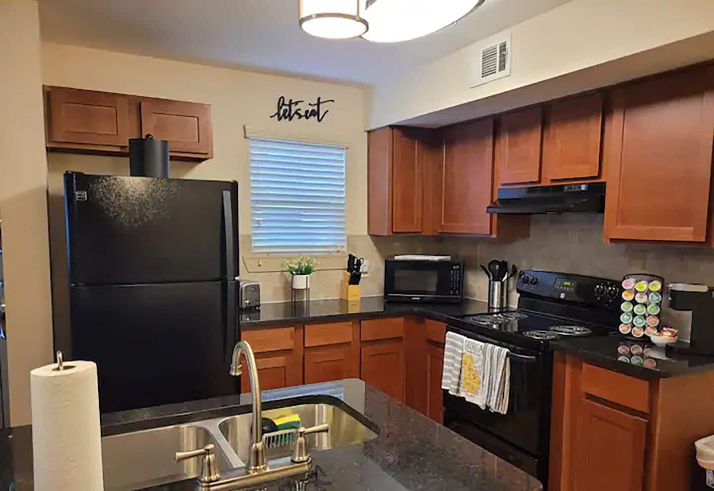 Jääkaappi, mikroaaltouuni, uuni, liesi