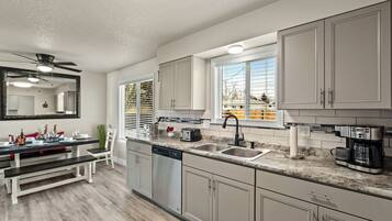 ثلاجة، ميكروويف، فرن، موقد طهي مسطح