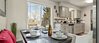 Relaxing Hot Tub! Great for Families or Business - Perfect Location!