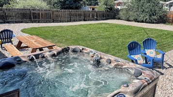 Banyera d'hidromassatge a l'aire lliure