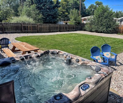 Relaxing Hot Tub! Great for Families or Business - Perfect Location!