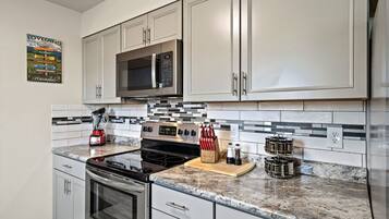 Frigorífic, microones, forn i placa de cuina