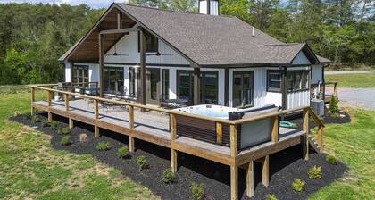 Lakefront Escape at Summer Breeze w/ Private Dock w/ Kayaks