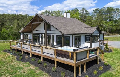 Lakefront Escape at Summer Breeze w/ Private Dock w/ Kayaks