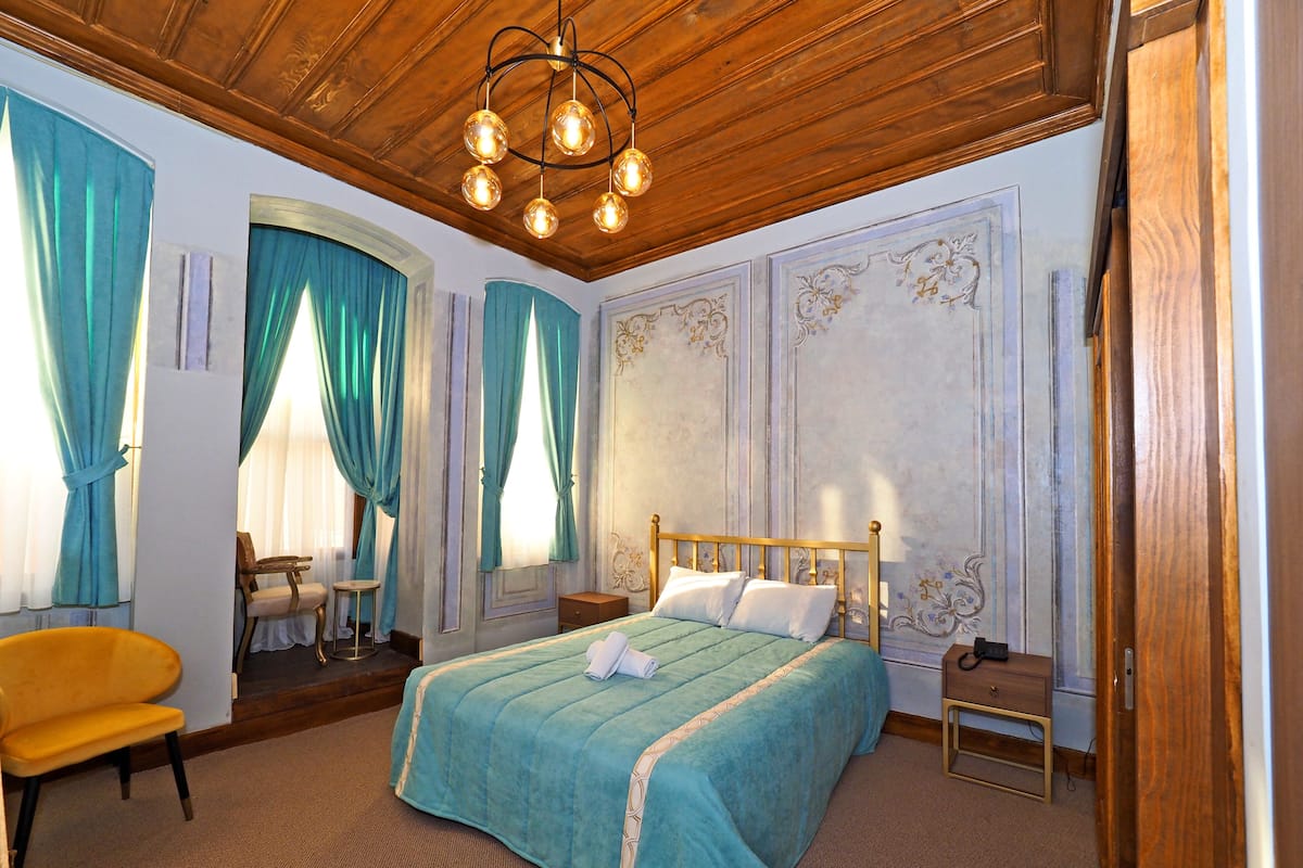 Grand Room | Egyptian cotton sheets, premium bedding, in-room safe