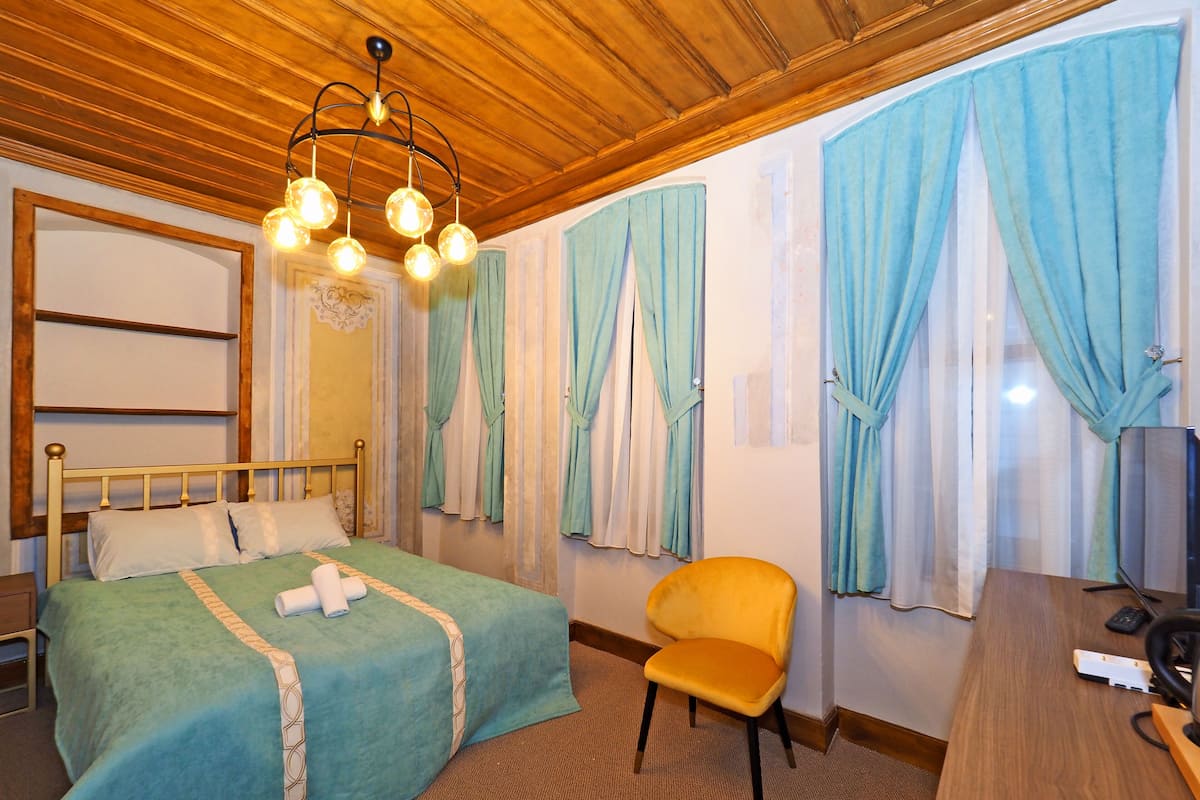 Deluxe Room, 1 King Bed | Egyptian cotton sheets, premium bedding, in-room safe