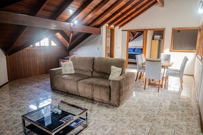 家庭公寓 | 起居区 | 32-英寸智能电视 （配备有线频道）、电视