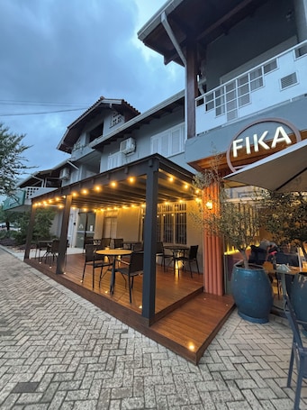 Daily cooked-to-order breakfast (BRL 50 per person)