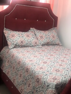 2 chambres, fer et planche à repasser, Wi-Fi, draps fournis