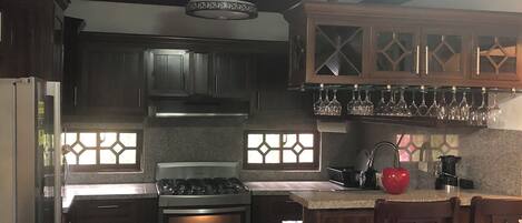 Kühlschrank, Mikrowelle, Ofen, Wasserkocher mit Kaffee-/Teezubehör