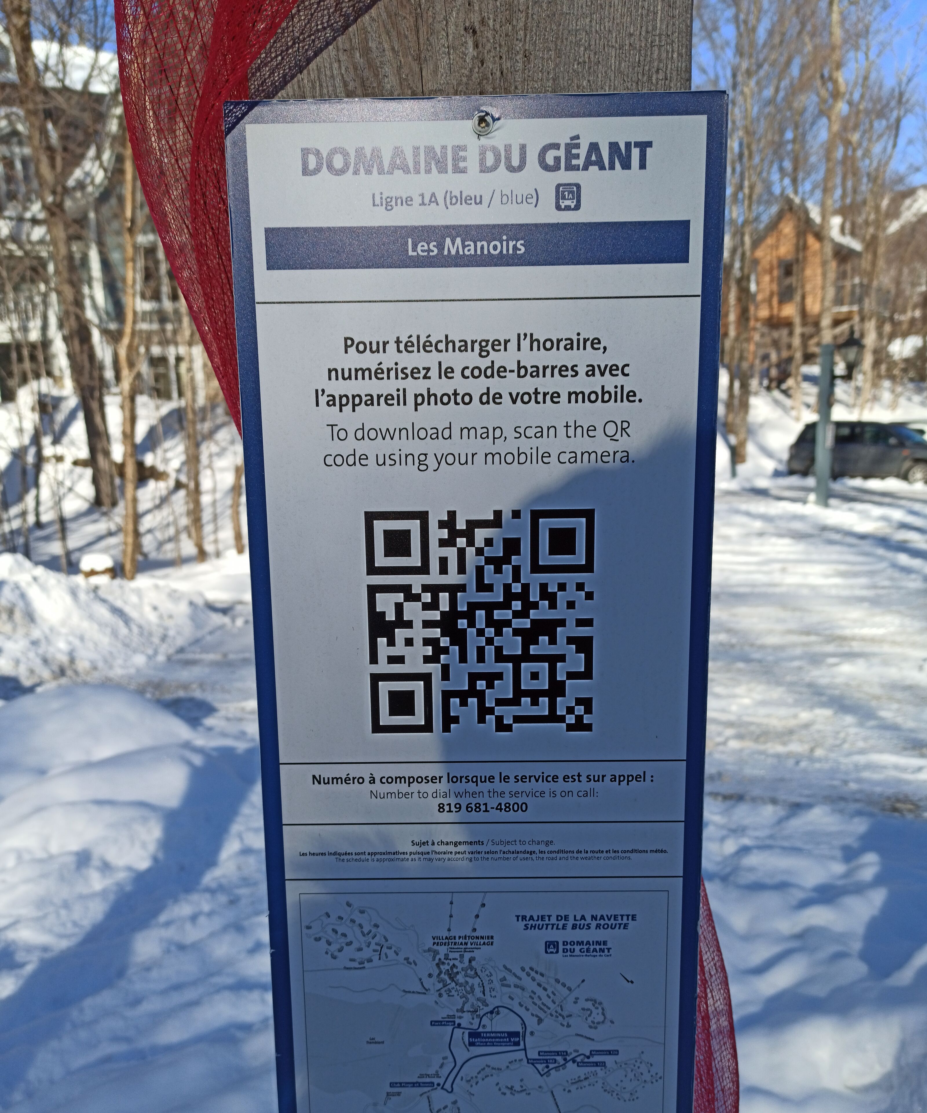 Ein Schild mit einem QR-Code zum Herunterladen einer Karte, einer Telefonnummer für den Service und dem Ortsnamen Domaine du Geant.