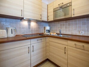 Kühlschrank, Mikrowelle, Herdplatte, Geschirrspüler