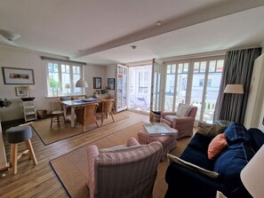 Fernseher, DVD-Player, Stereoanlage