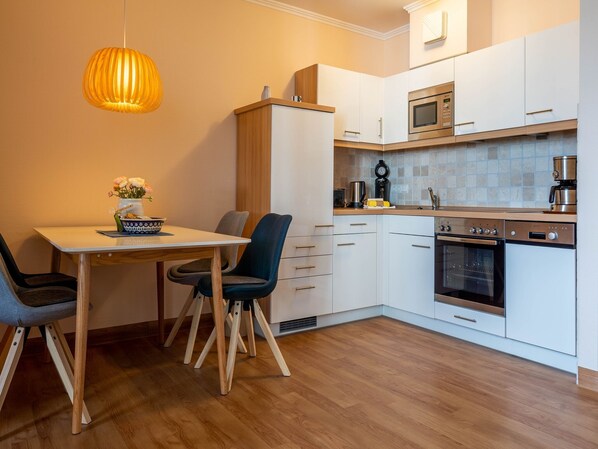 Fridge, microwave, oven, stovetop - 1-room vacation apartment with balcony (Ostseebad Binz)