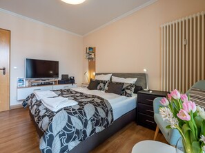 Free WiFi, bed sheets - 1-room vacation apartment with balcony (Ostseebad Binz)