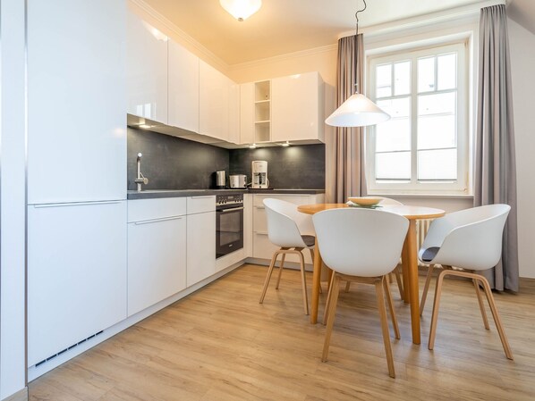 Een koelkast, een microgolfoven, een kookplaat, een vaatwasser