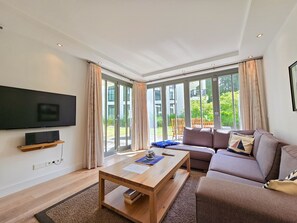 Fernseher, Kamin, Stereoanlage