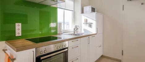 Frigorifero, forno, piano cottura, lavastoviglie