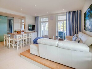 TV, DVD player - Apartment with sea view, 2 bedrooms and balcony (Ostseebad Binz)