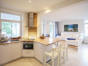 Kühlschrank, Mikrowelle, Herdplatte, Geschirrspüler