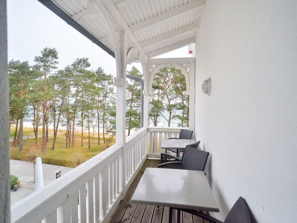 Outdoor dining - Apartment with sea view, 2 bedrooms and balcony (Ostseebad Binz)