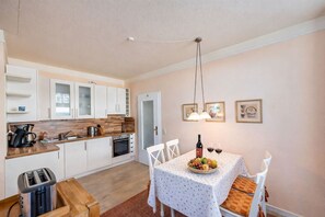 Fridge, microwave, oven, stovetop - Apartment with sea view, 2 bedrooms and balcony (Ostseebad Binz)