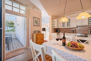 Fridge, microwave, oven, stovetop - Apartment with sea view, 2 bedrooms and balcony (Ostseebad Binz)