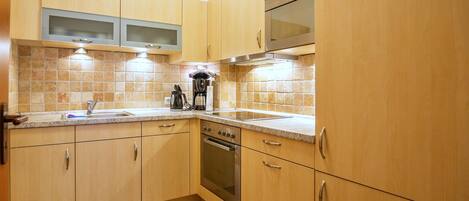 Køleskab, mikrobølgeovn, ovn, kogeplade