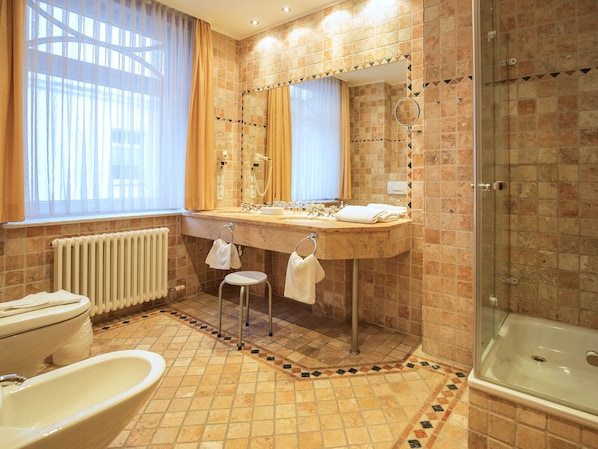 Haartrockner, Bidet, Handtücher