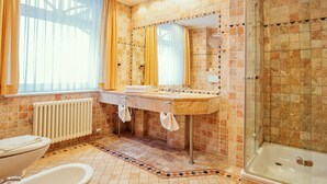 Ein Badezimmer mit Badewanne, Toilette, Waschbecken und Dusche.