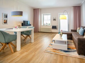 TV, DVD player, video library, stereo - Apartment with sea view, 1 bedroom and balcony (Ostseebad Binz)