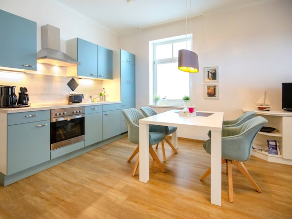 Fridge, microwave, oven, stovetop - Apartment with sea view, 1 bedroom and balcony (Ostseebad Binz)