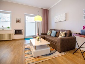 Fernseher, DVD-Player, Videothek, Stereoanlage