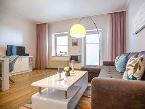 Fernseher, DVD-Player, Videothek, Stereoanlage